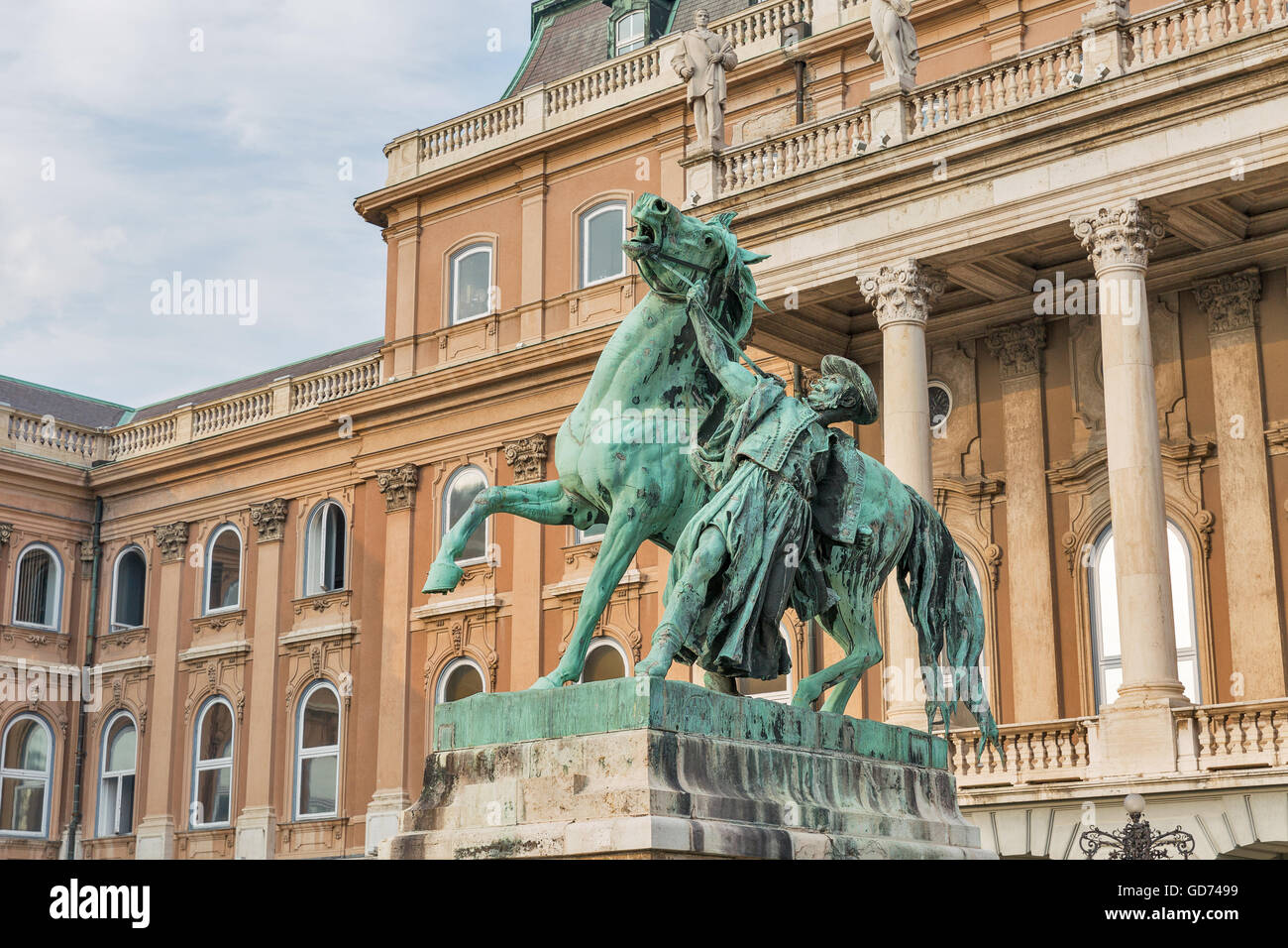 Statua del Csikos, ungherese horse wrangler, nella corte del Castello di Buda a Budapest Ungheria. Statua Lofekezo da Vastagh Gyor Foto Stock