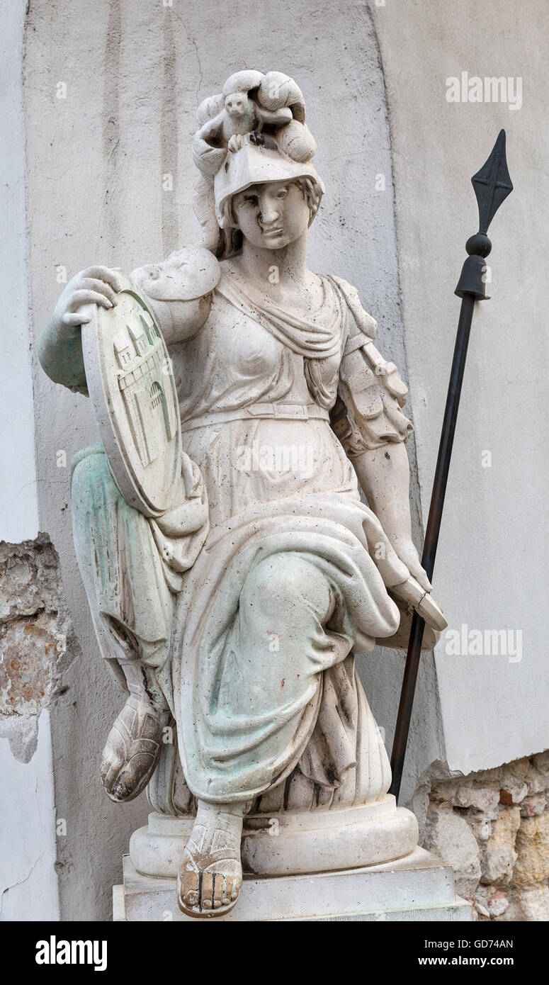 Antico Guerriero donna statua sulla colonna della Santa Trinità sulla Trinità piazza della chiesa Matyas, Castello di Buda area, Budapest, Hun Foto Stock