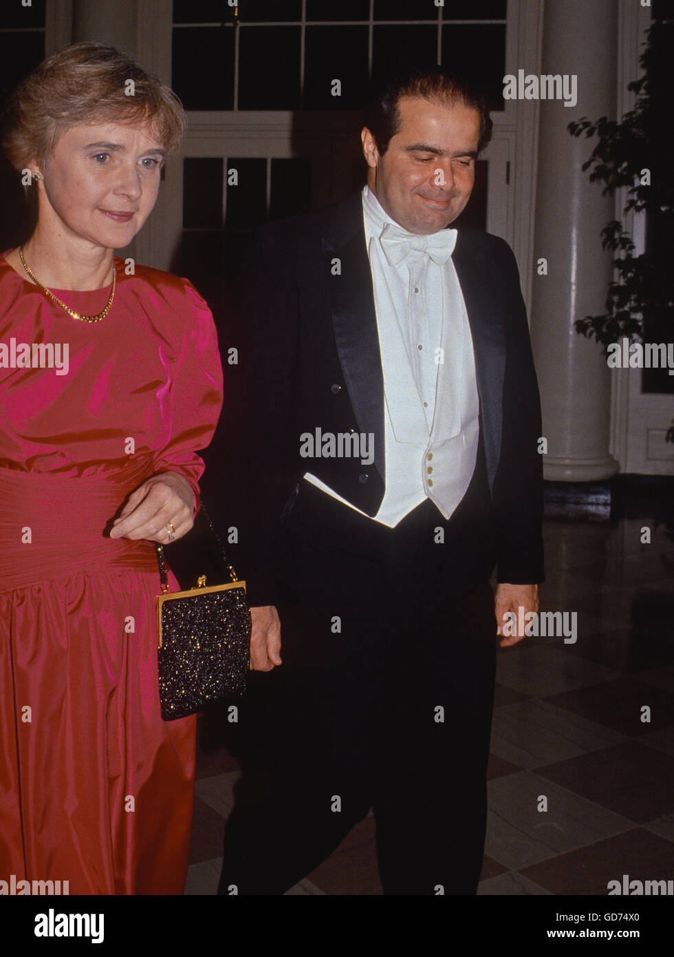 Washington, DC, Stati Uniti d'America, 1988 Giustizia Antonin Scalia e sua moglie Maureen arriva alla Casa Bianca per partecipare a una cena di Stato credito: Mark Reinstein Foto Stock