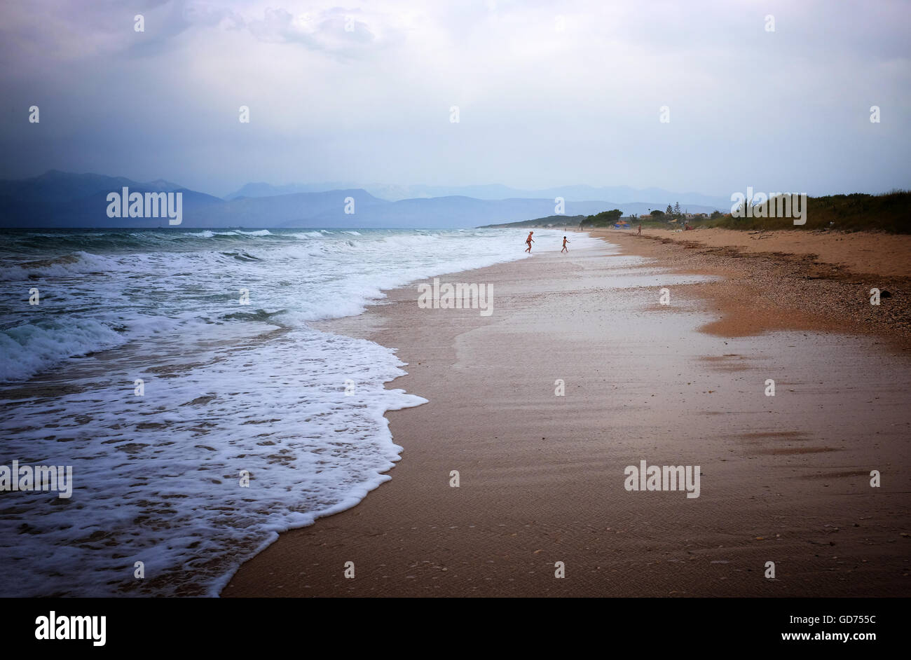Spiaggia di Corfù. Vista sulla spiaggia lambita da onde a Acharavi sull'isola greca di Corfu Grecia Foto Stock