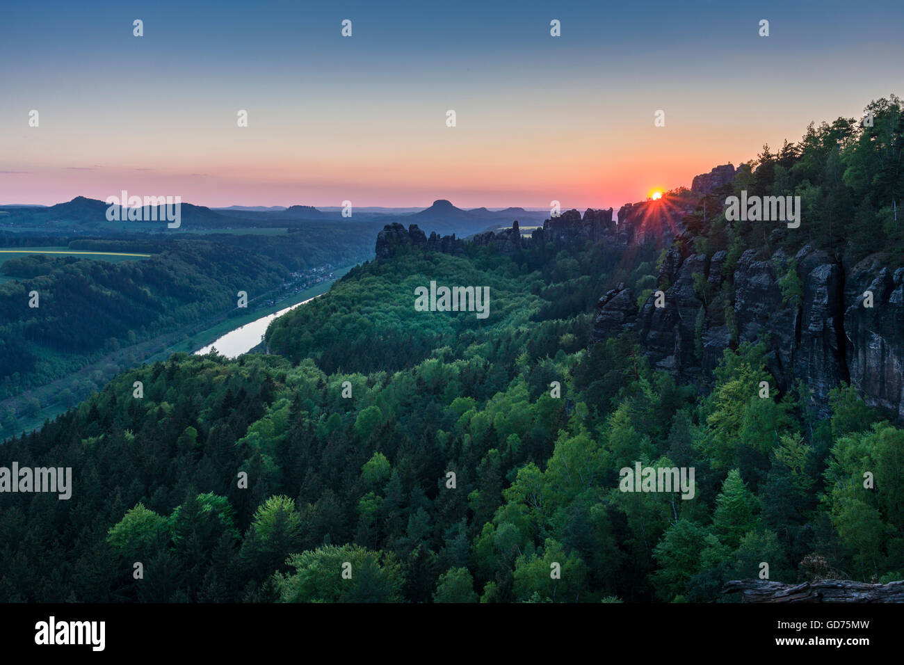 Paesaggio con formazioni rocciose, alberi e nuvoloso cielo blu, Svizzera sassone, il Parco Nazionale del fiume Elba dietro, Bad Schandau Foto Stock