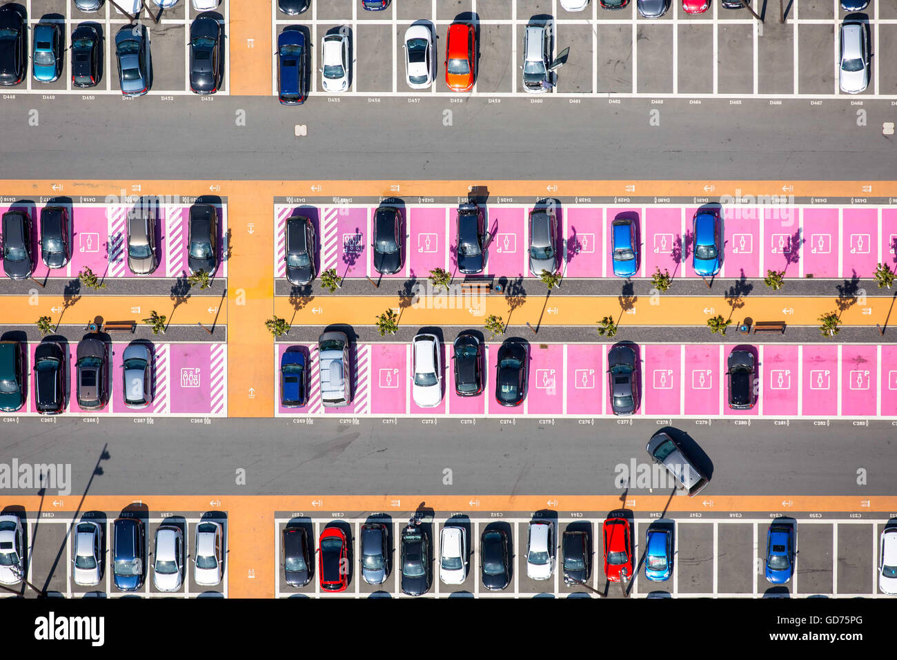 Vista aerea, parcheggio di automobili parcheggiate, spazi di parcheggio per le donne, disabili parcheggio, centro commerciale Parco della Ruhr di Bochum, Bochum Foto Stock