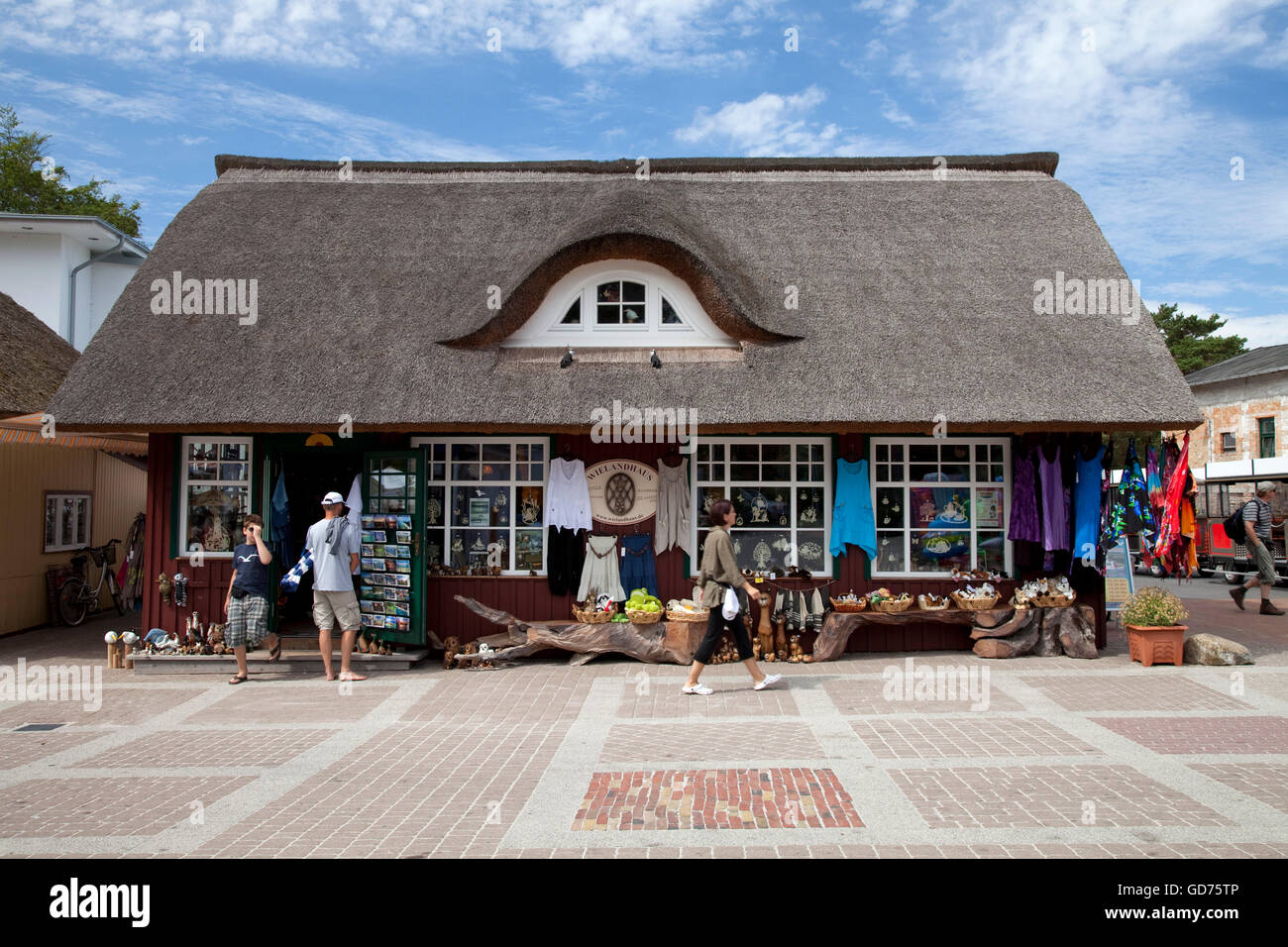 Negozio di souvenir sul lungomare, Prerow Baltic resort, Fischland-Darss-Zingst peninsula, Meclemburgo-Pomerania Occidentale Foto Stock