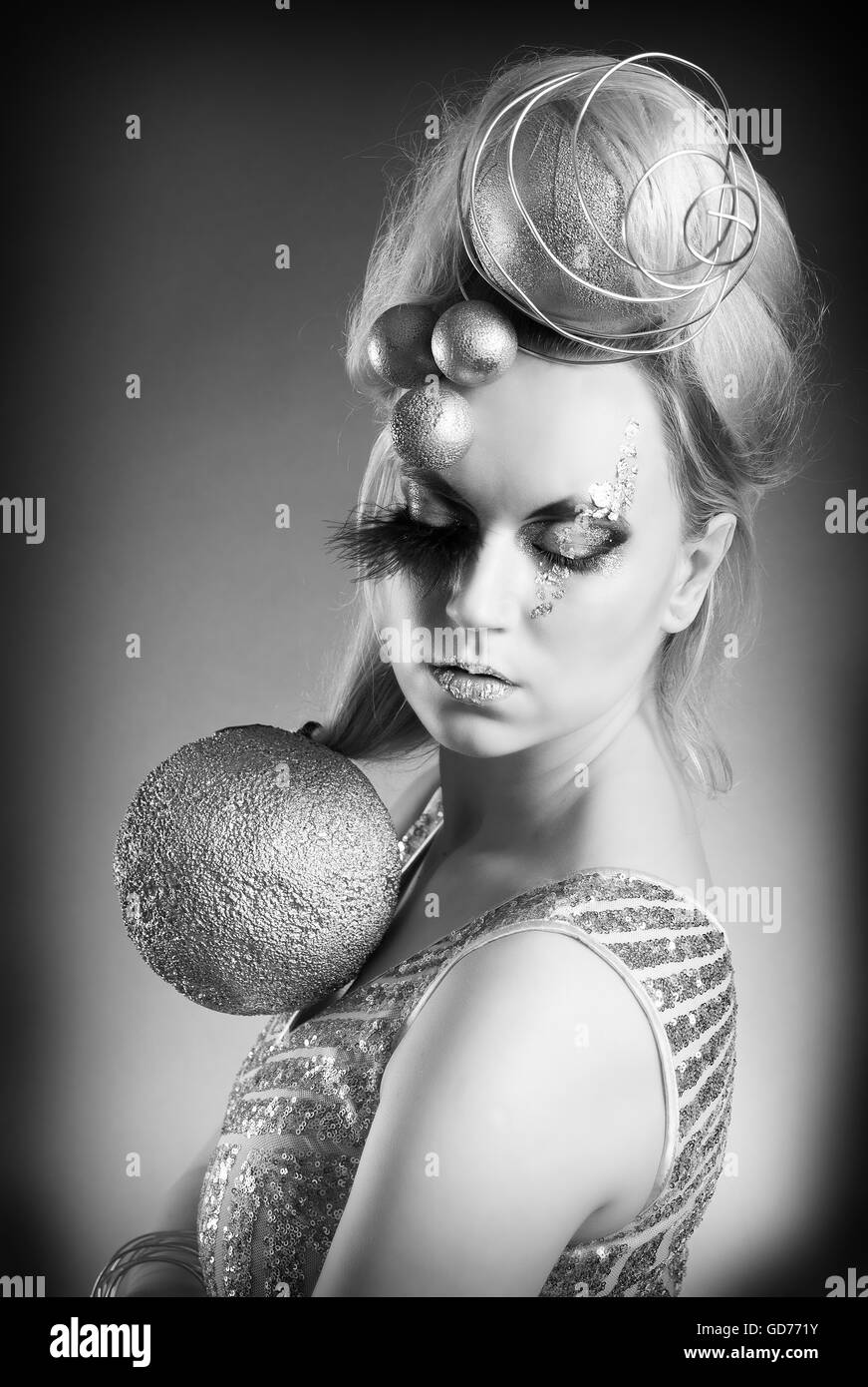 Avant Garde, dichiarazione, moda, creativo, bellezza, moda, oro, architettoniche, capelli biondo, paillettes, abito, modello femminile Foto Stock