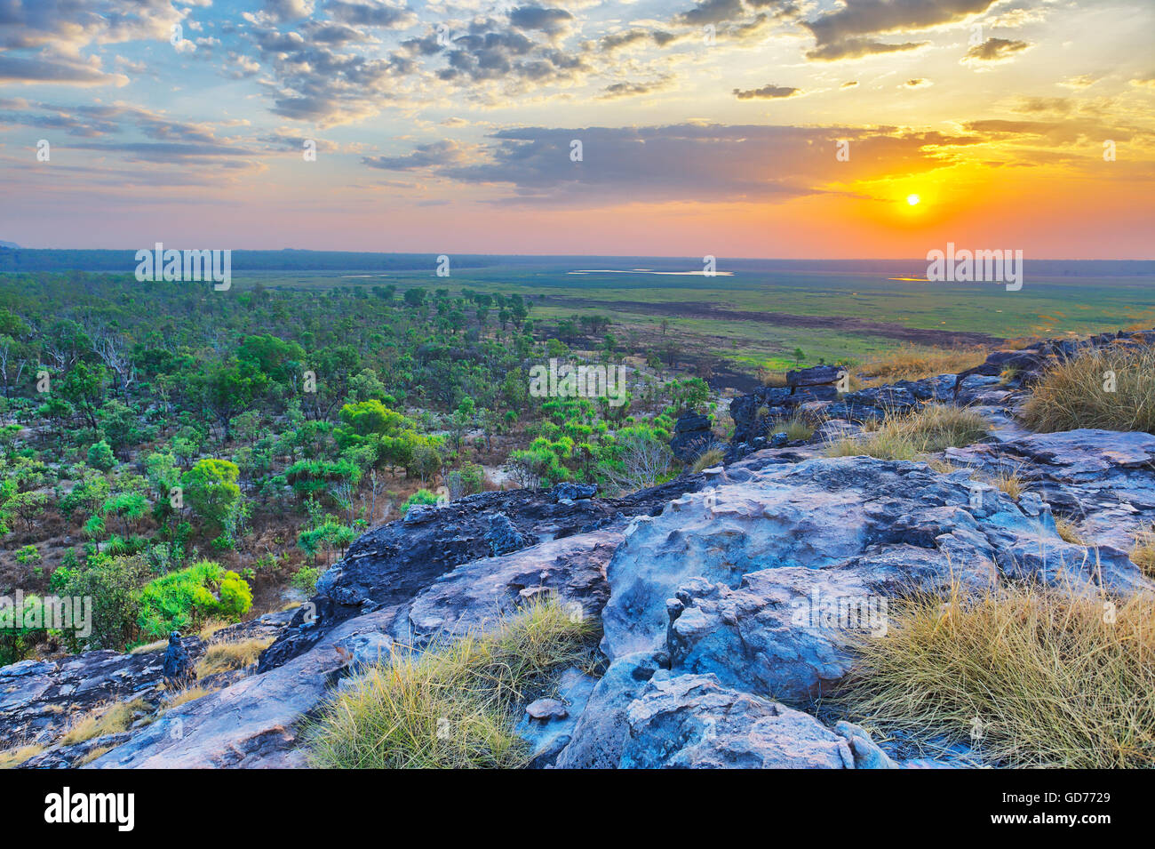 Il sole che tramonta sulla Ubirr, Kakadu National Park, Australia Foto Stock