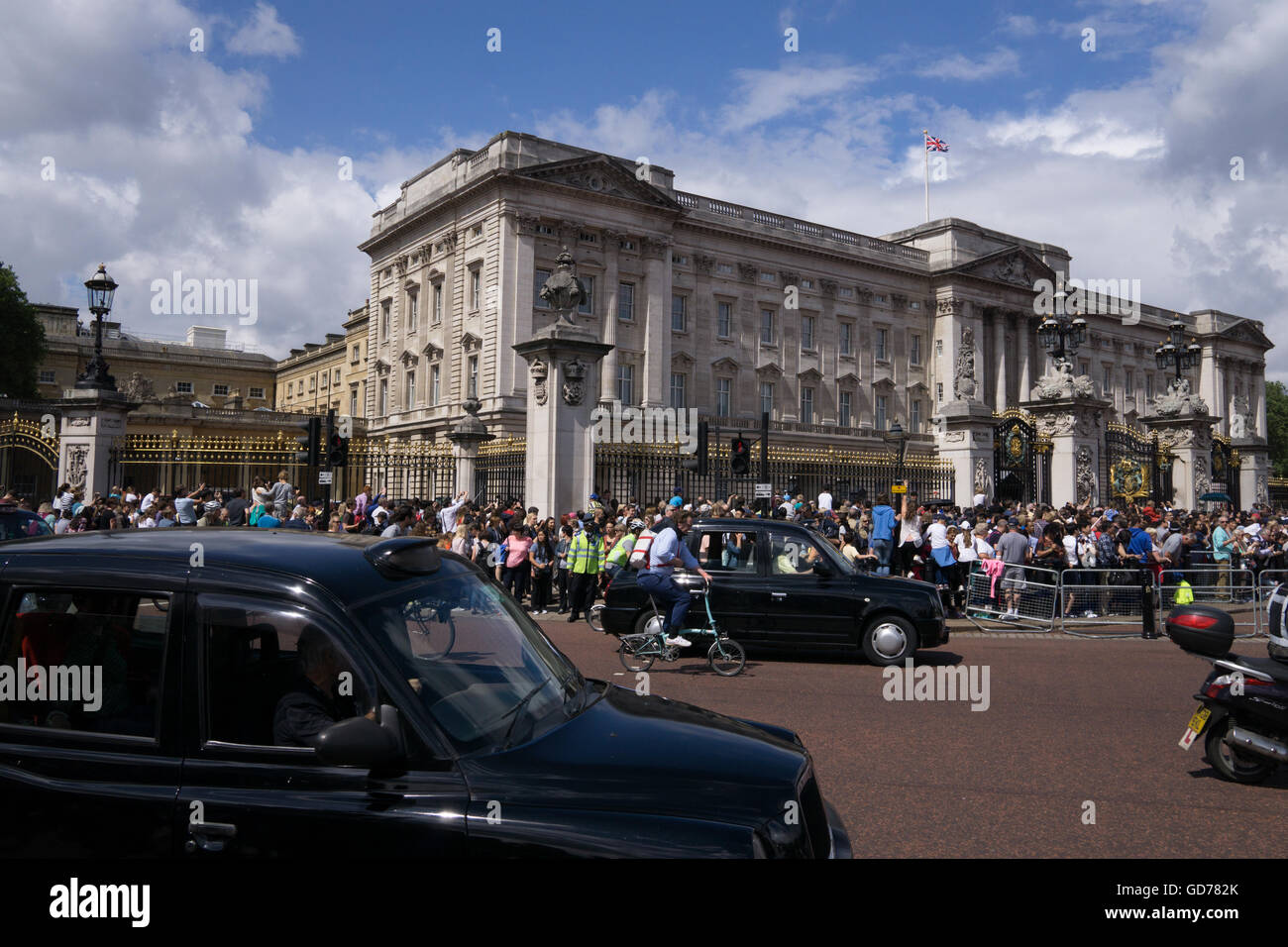 I taxi neri in primo piano del Buckingham Palace durante il cambio della guardia. Foto Stock