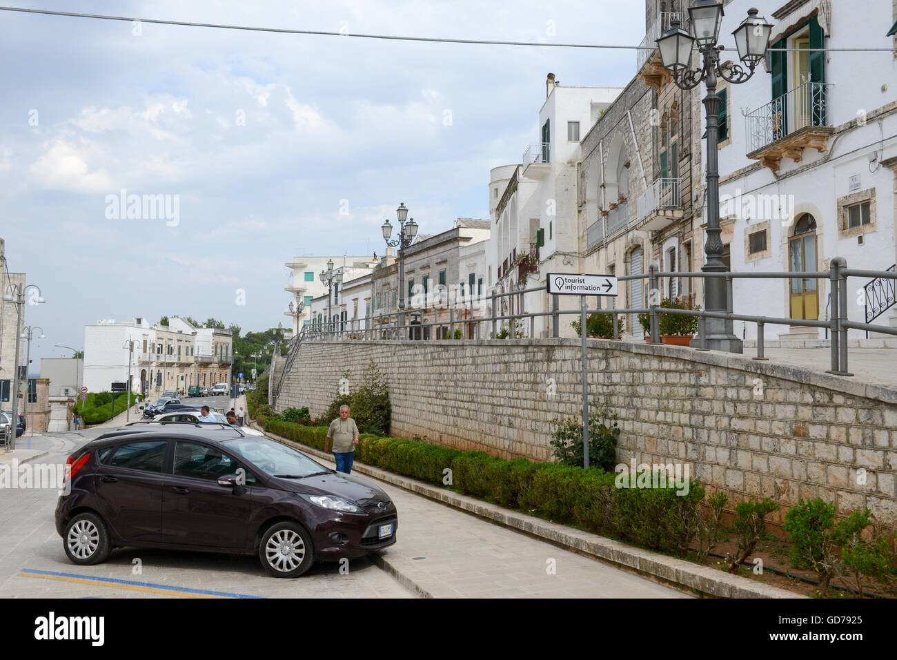 Cisternino, Italia - 25 Giugno 2016: persone che camminano sulla piazza principale di Cisternino in Puglia, Italia Foto Stock