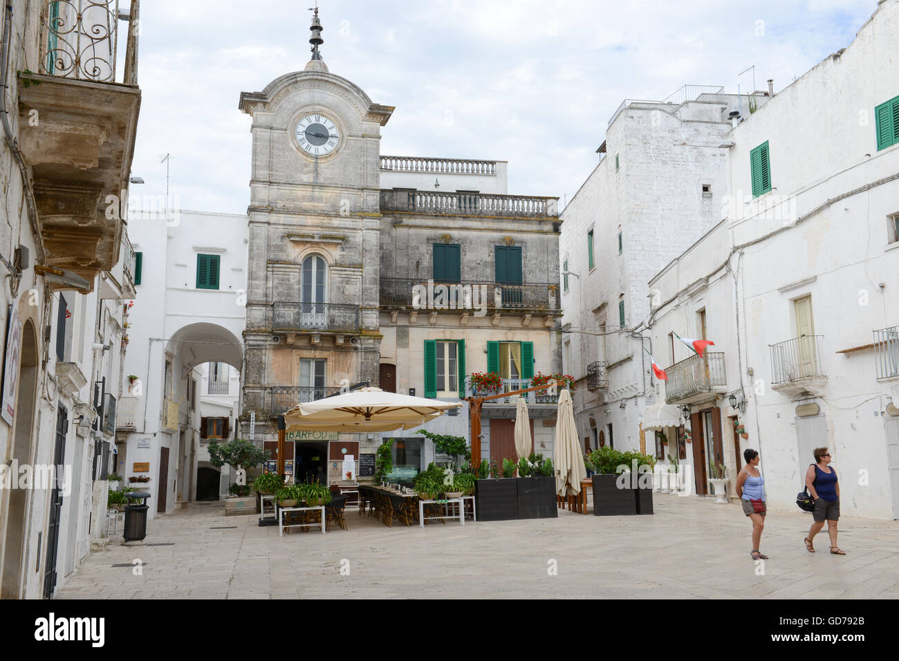 Cisternino, Italia - 25 Giugno 2016: persone che camminano sulla piazza principale di Cisternino in Puglia, Italia Foto Stock