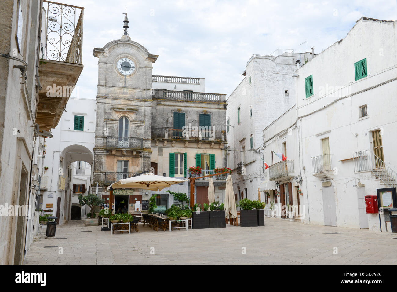 La centrale piazza principale di Cisternino in Puglia, Italia Foto Stock