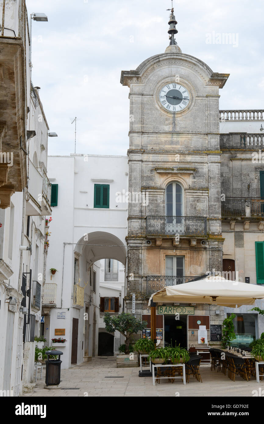 La centrale piazza principale di Cisternino in Puglia, Italia Foto Stock