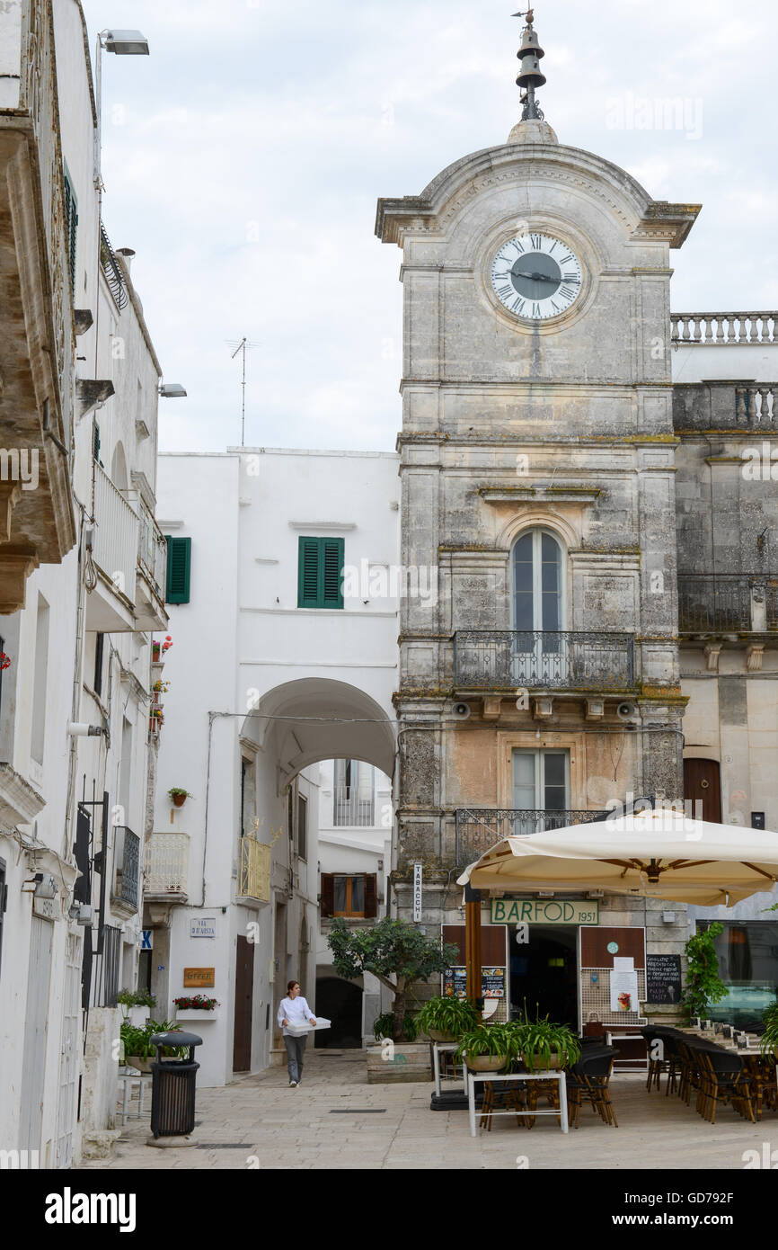 Cisternino, Italia - 25 Giugno 2016: donna camminando sulla piazza principale di Cisternino in Puglia, Italia Foto Stock