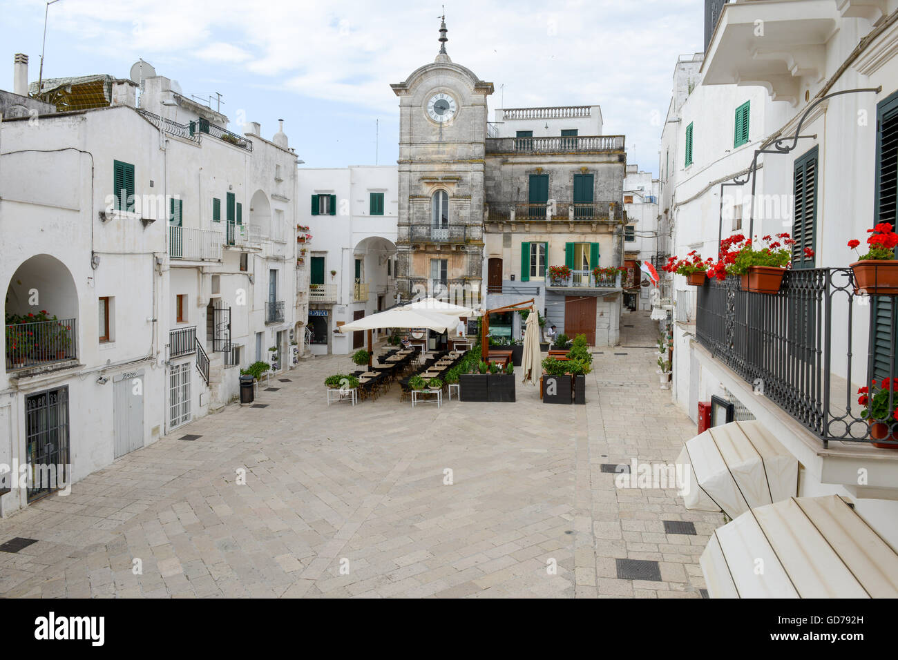 Cisternino, Italia - 25 Giugno 2016: persone a bere in un bar sulla piazza principale di Cisternino in Puglia, Italia Foto Stock