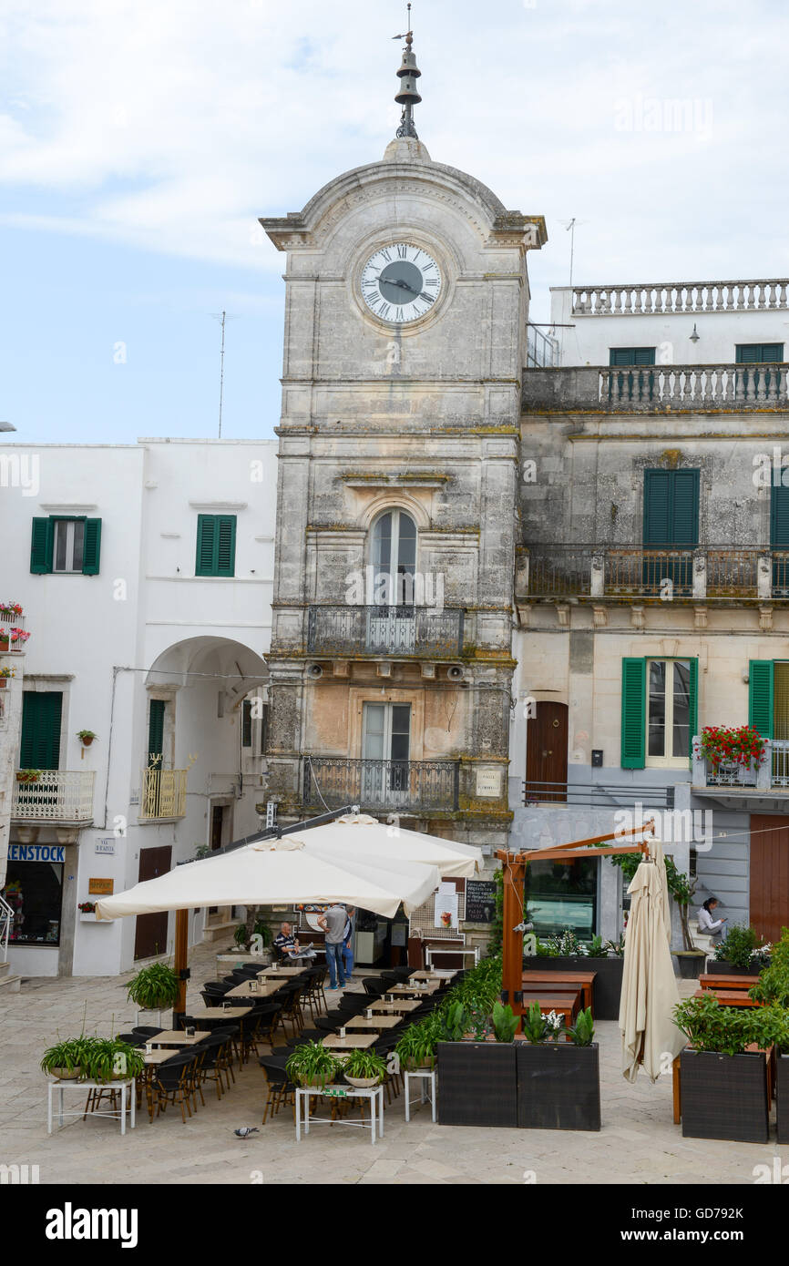 Cisternino, Italia - 25 Giugno 2016: persone a bere in un bar sulla piazza principale di Cisternino in Puglia, Italia Foto Stock