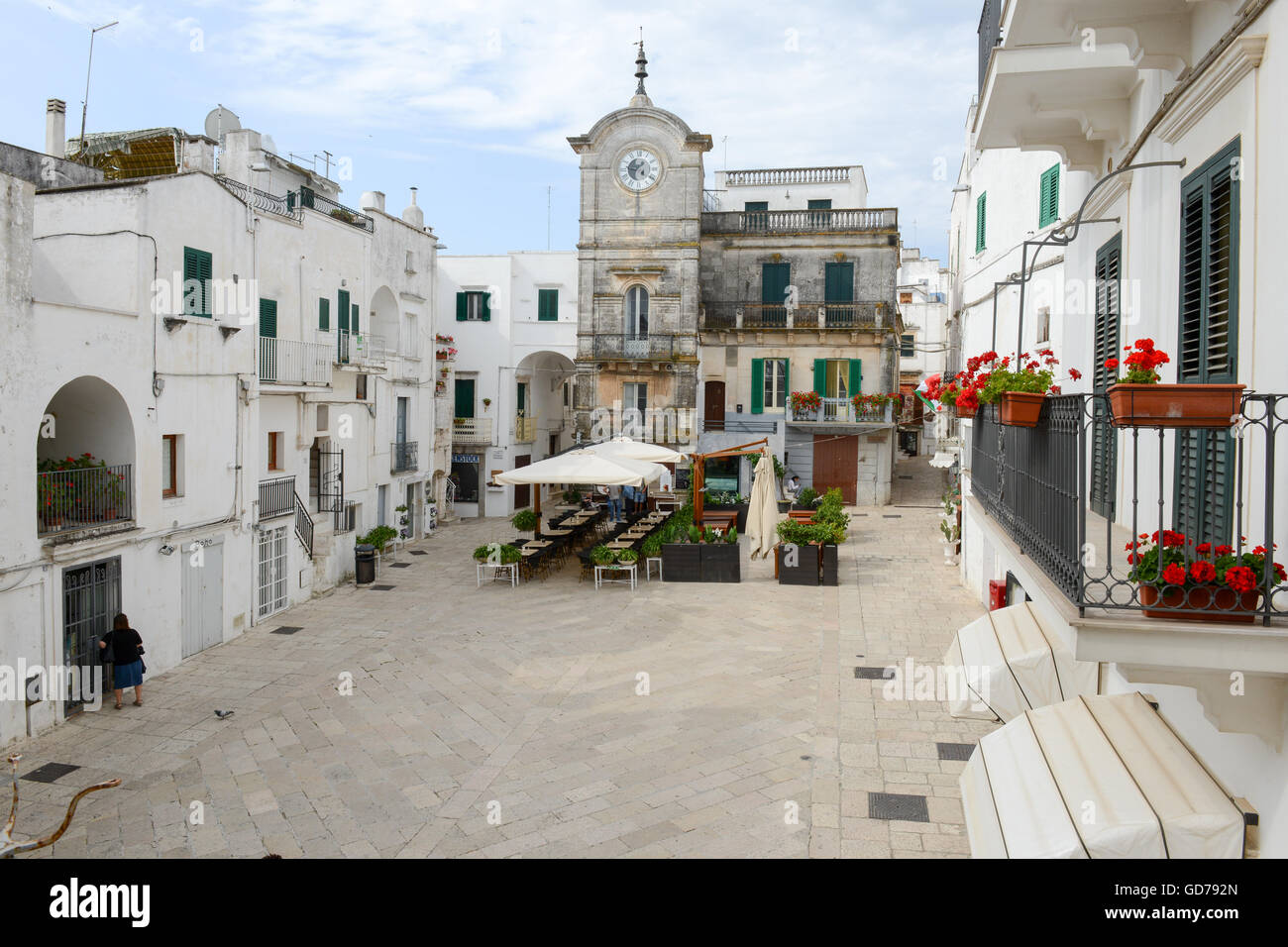 Cisternino, Italia - 25 Giugno 2016: persone a bere in un bar sulla piazza principale di Cisternino in Puglia, Italia Foto Stock