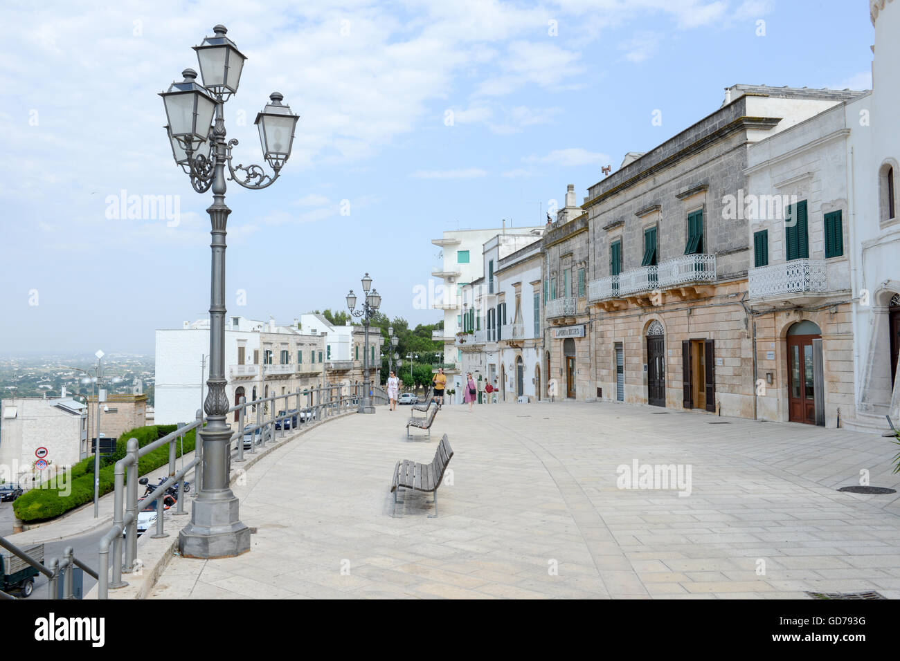 Cisternino, Italia - 25 Giugno 2016: persone che camminano sulla piazza principale di Cisternino in Puglia, Italia Foto Stock