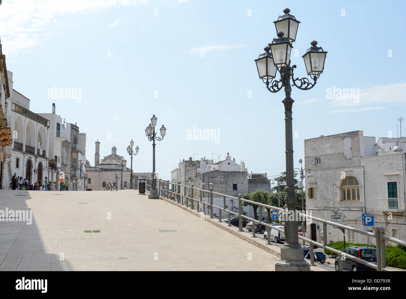 Cisternino, Italia - 25 Giugno 2016: persone che camminano sulla piazza principale di Cisternino in Puglia, Italia Foto Stock