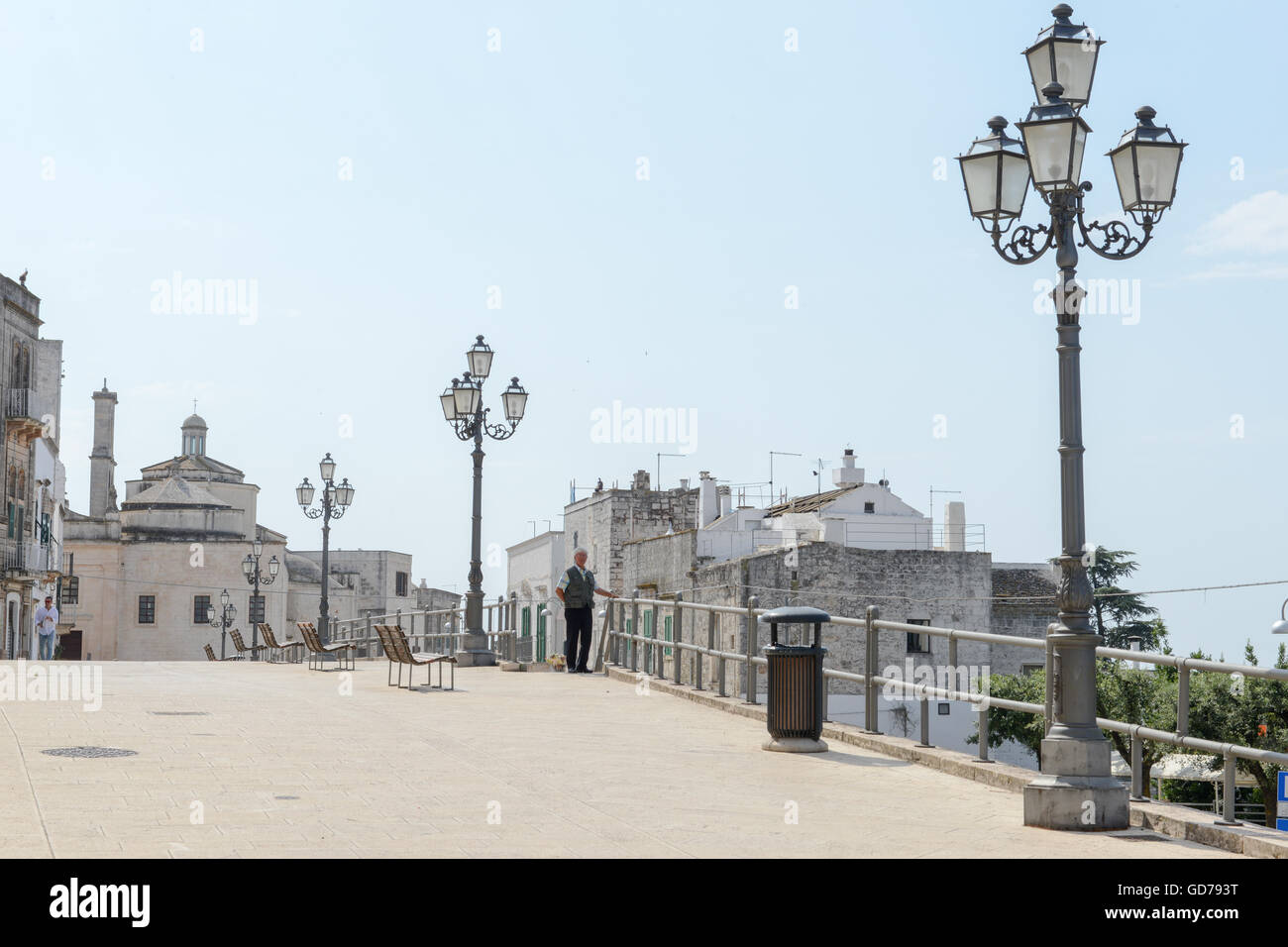 Cisternino, Italia - 25 Giugno 2016: persone che camminano sulla piazza principale di Cisternino in Puglia, Italia Foto Stock