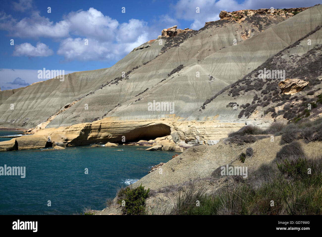 Una baia isolata a Malta che mostra la geologia dell'isola Foto Stock