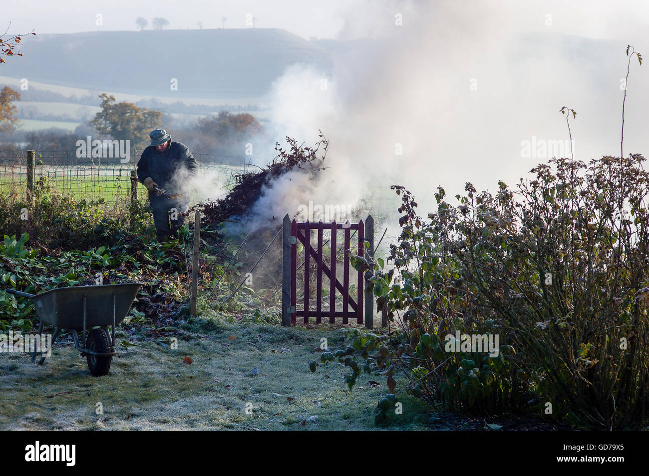 Manutenzione invernale nel giardino vegetale su un gelido mattino Foto Stock