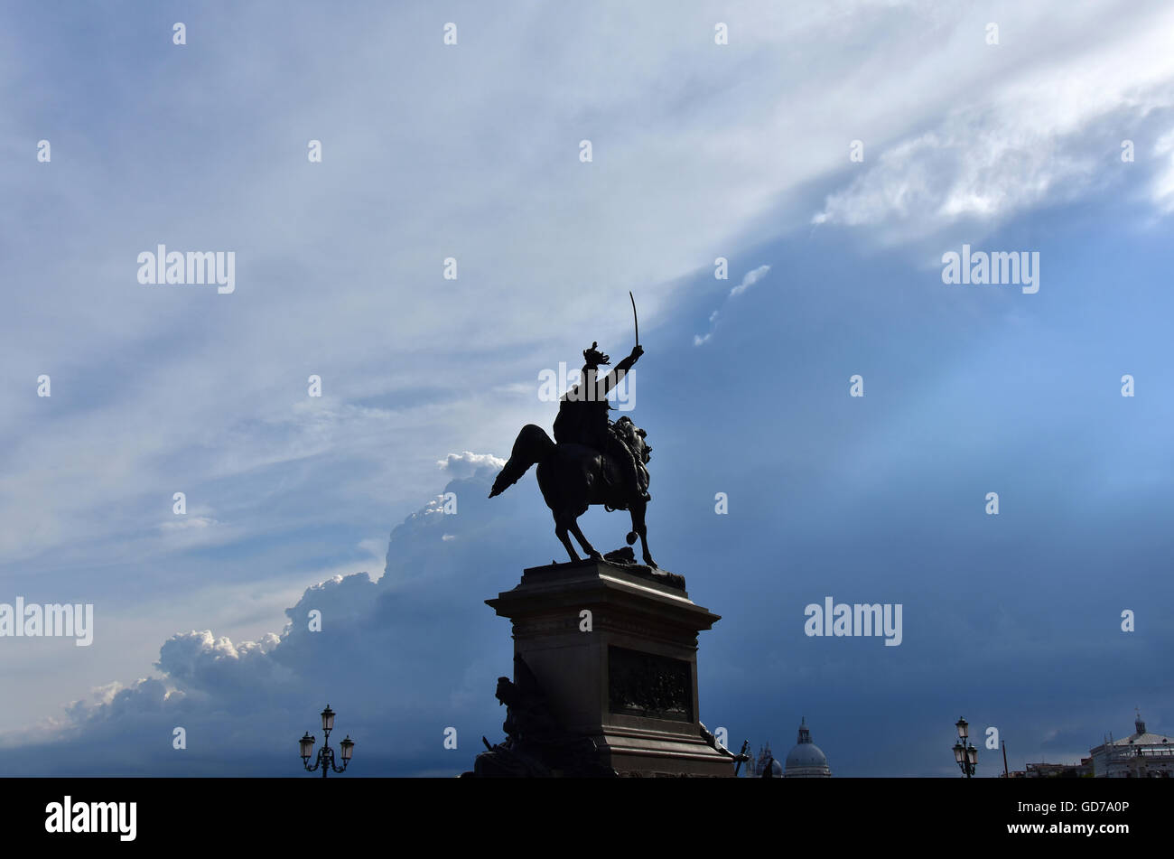 Vittorio Emanuele il primo re d Italia monumento a Venezia con cielo nuvoloso al tramonto, realizzato da sculptur Ferrari nel 1887 Foto Stock