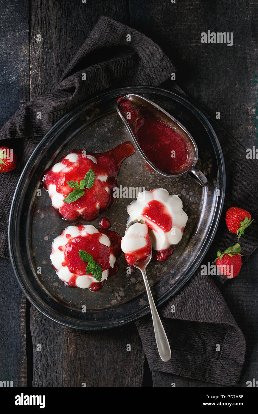 Panna cotta con fragole Foto Stock