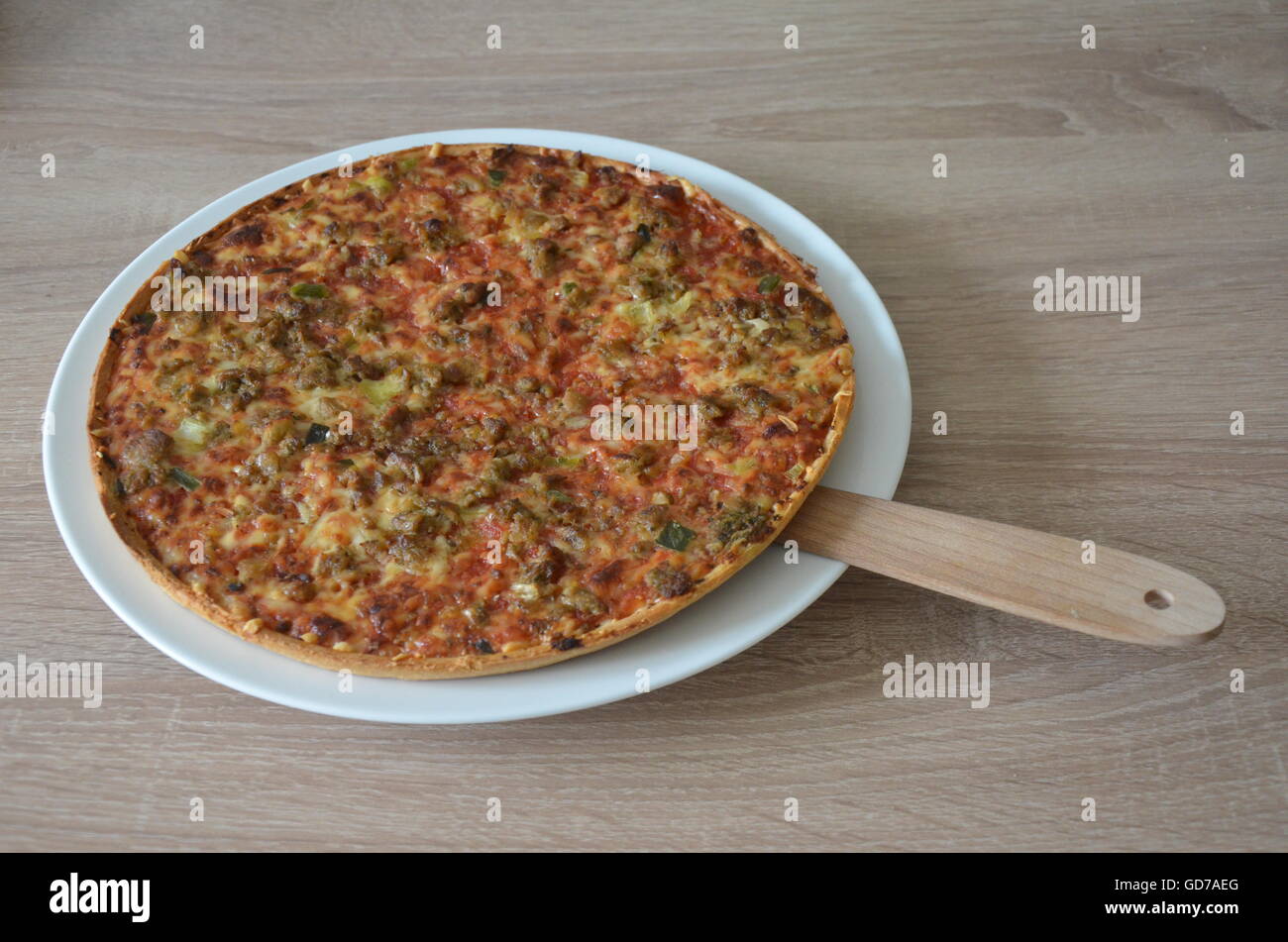 Pizza, piastra bianca, scoop, singolo, acciuga, cottura, basilico, peperone, funghi porcini, la zucchina, pasta, gridiron, mozzarella Foto Stock