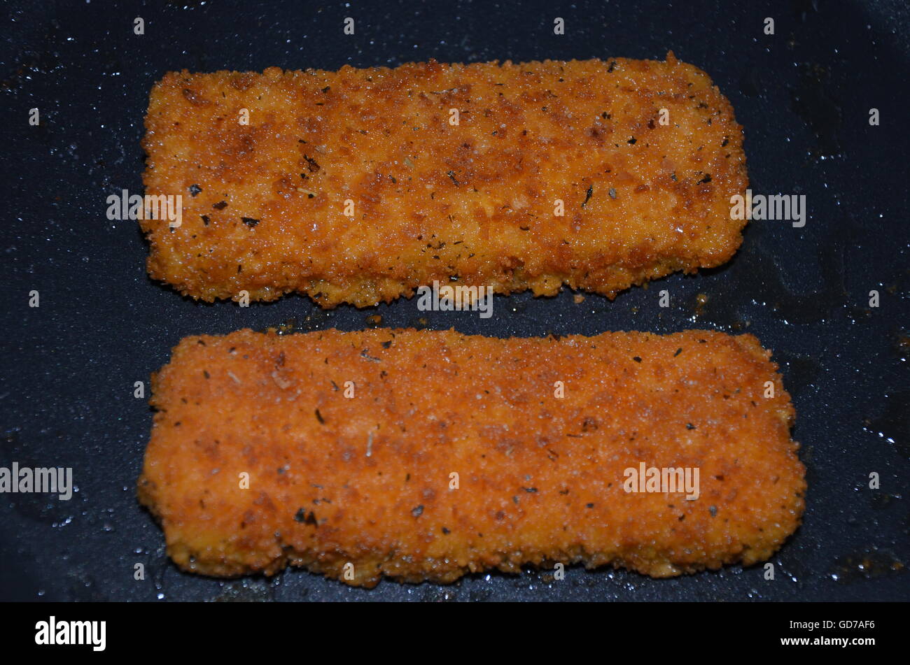 Alla griglia, pesce, dito, Fry riquadro, olio, sfondo nero Foto Stock