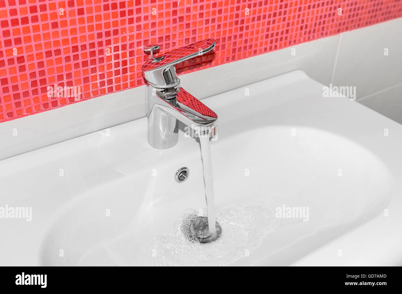 Acqua pulita scorre dal rubinetto. Foto Stock