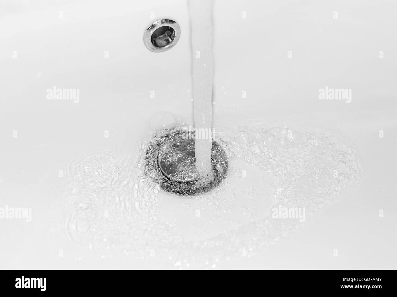 Acqua pulita scorre dal rubinetto. Close-up. Foto Stock