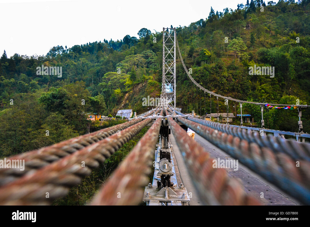 Cavi metallici di Singshore ponte di sospensione, ortografia, Sikkim, India. Foto Stock