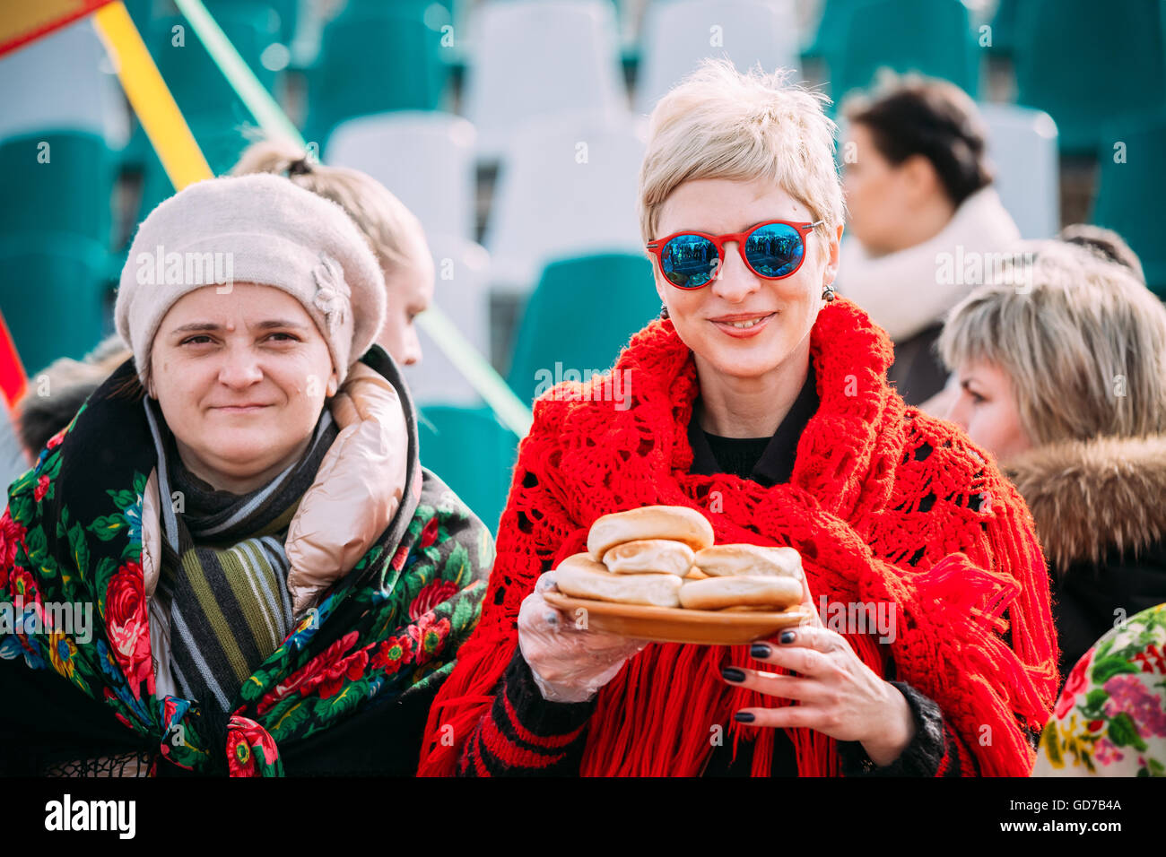 Gomel, Bielorussia - Marzo 12, 2016: due incognite belle donne folk nazionale vestiti a festa di Maslenitsa Shrovetide ho Foto Stock