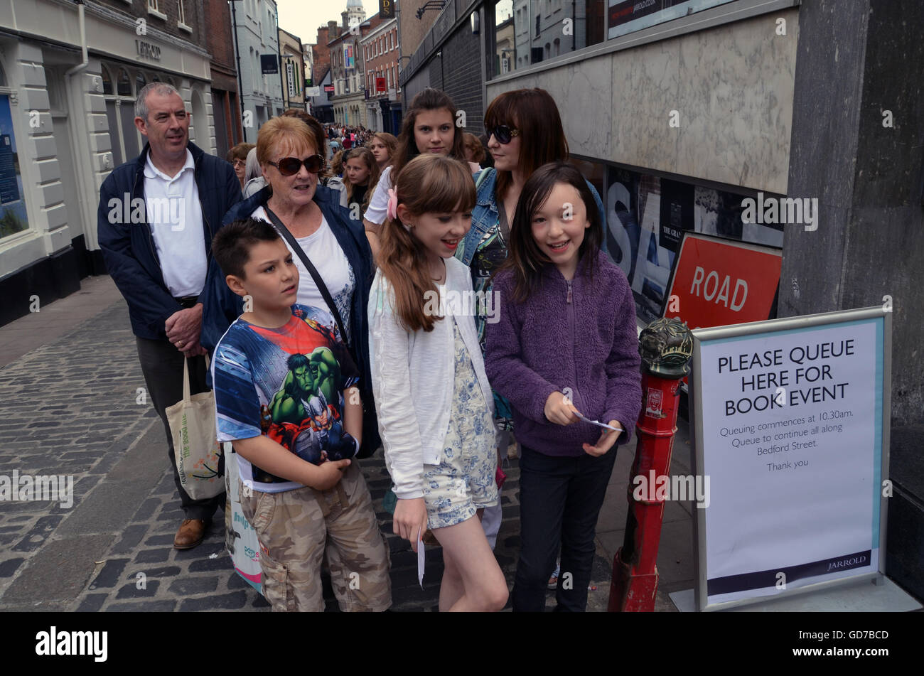 La gente in coda per Tanya Burr, blogger, libro firma fuori Jarrolds, Norwich Luglio 2016 REGNO UNITO Foto Stock