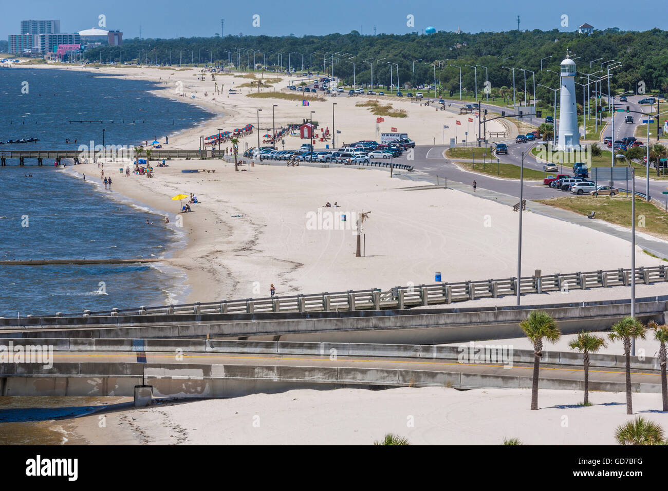 Biloxi Lighthouse in la mediana dell'Autostrada 90 presso la spiaggia di Biloxi Mississippi Foto Stock