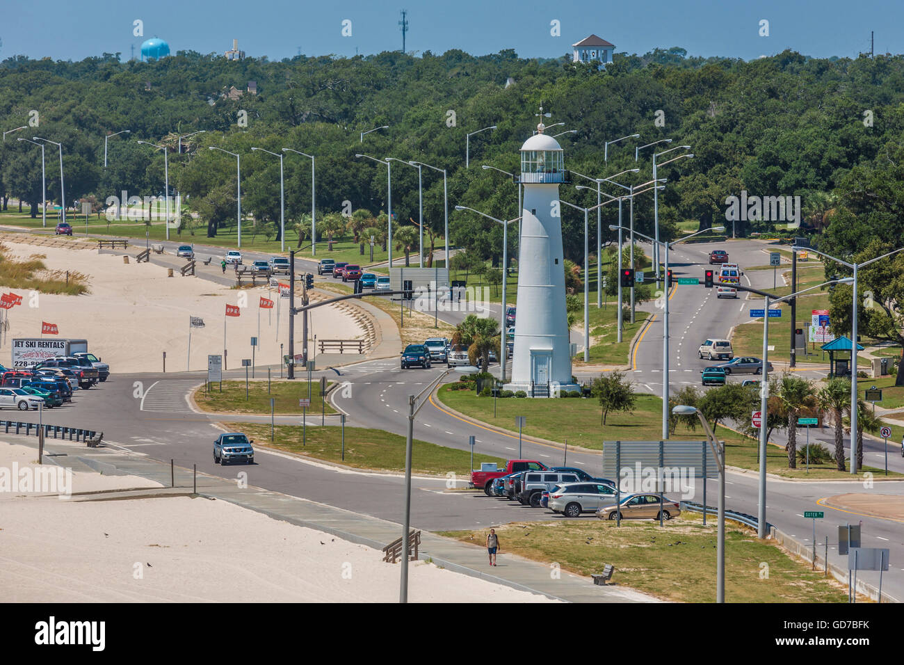 Biloxi Lighthouse in la mediana dell'Autostrada 90 presso la spiaggia di Biloxi Mississippi Foto Stock