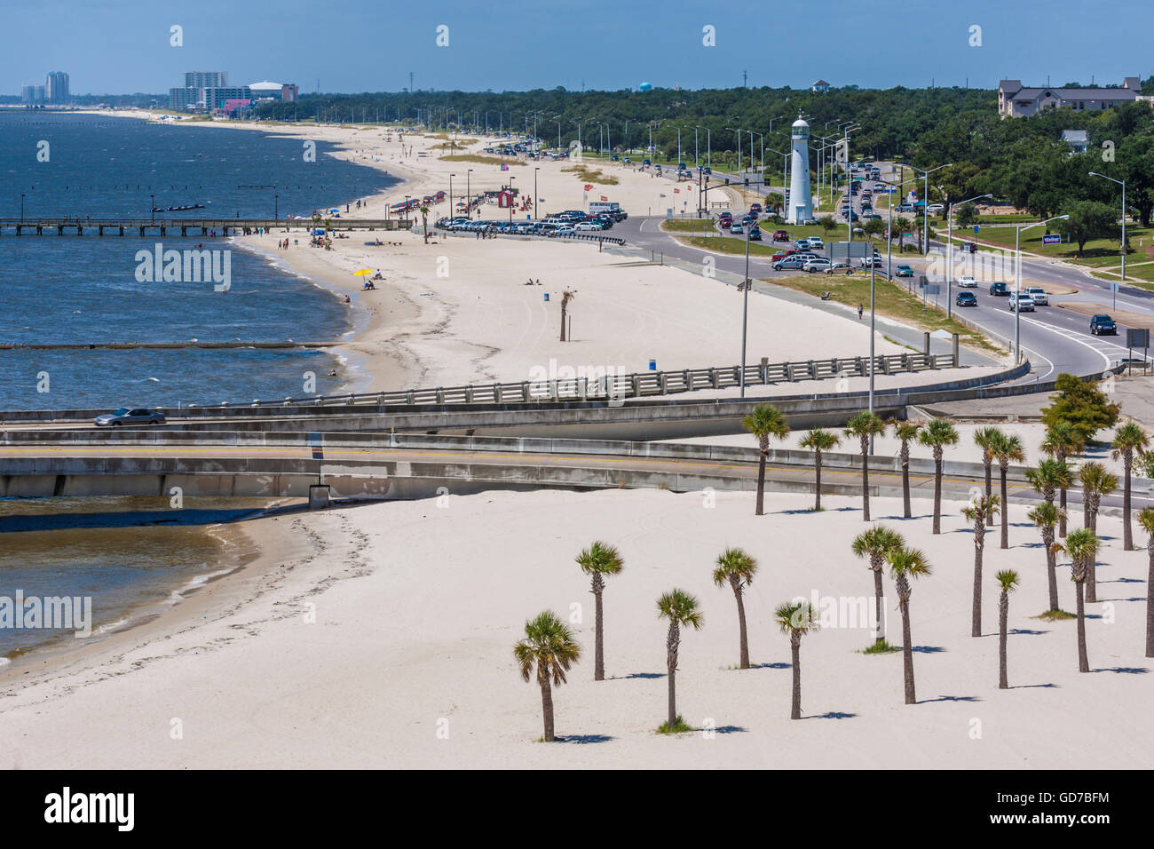 Biloxi Lighthouse in la mediana dell'Autostrada 90 presso la spiaggia di Biloxi Mississippi Foto Stock