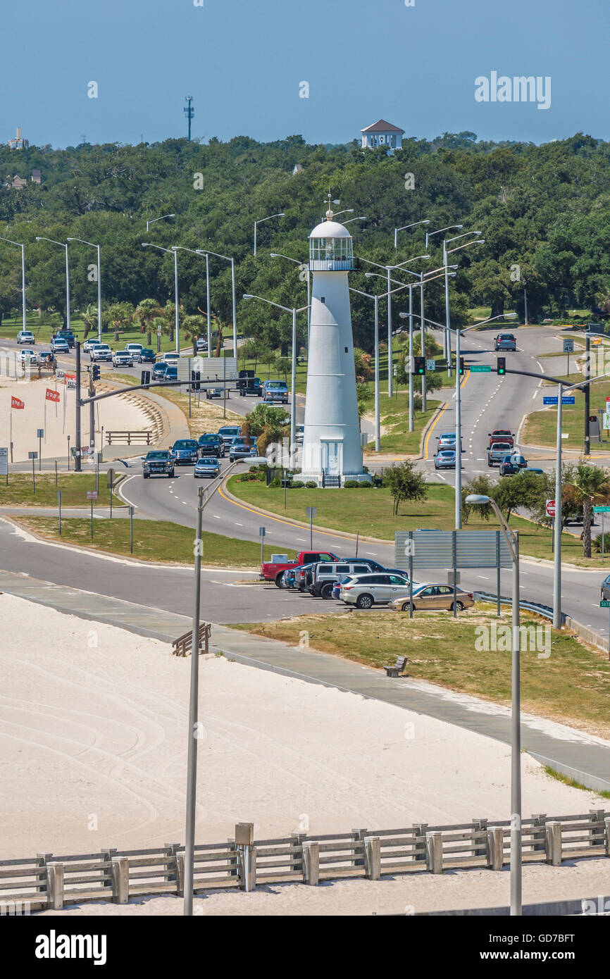 Biloxi Lighthouse in la mediana dell'Autostrada 90 presso la spiaggia di Biloxi Mississippi Foto Stock