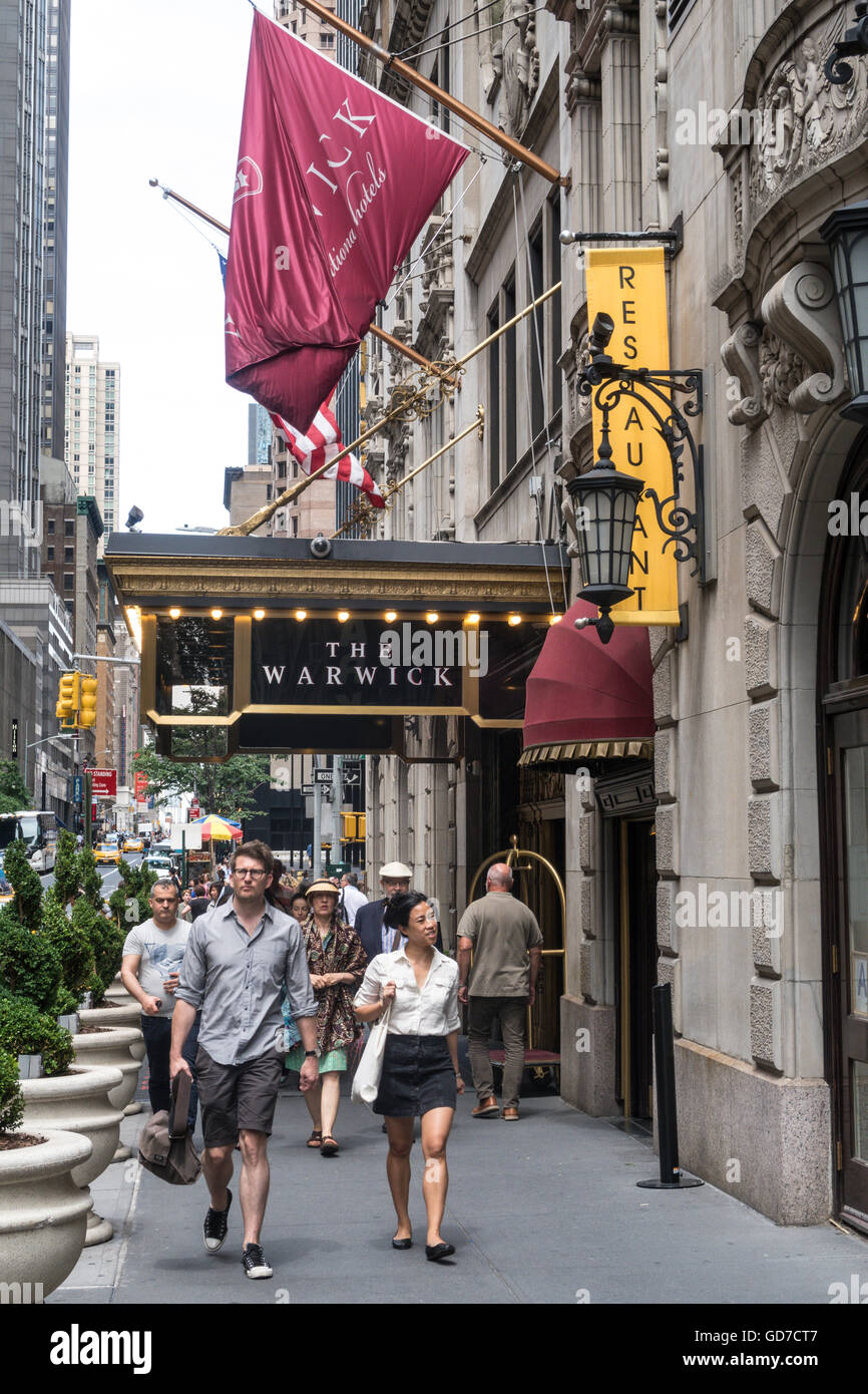 I turisti di fronte al Warwick Hotel entrata principale e tenda, NYC, STATI UNITI D'AMERICA Foto Stock