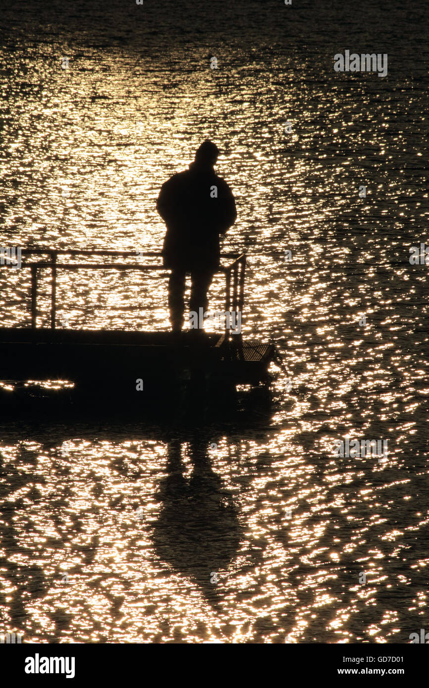 Pesca sportiva al tramonto di Pesca a Mosca Report di Pesca sulla diga Ladybower Derbyshire Foto Stock