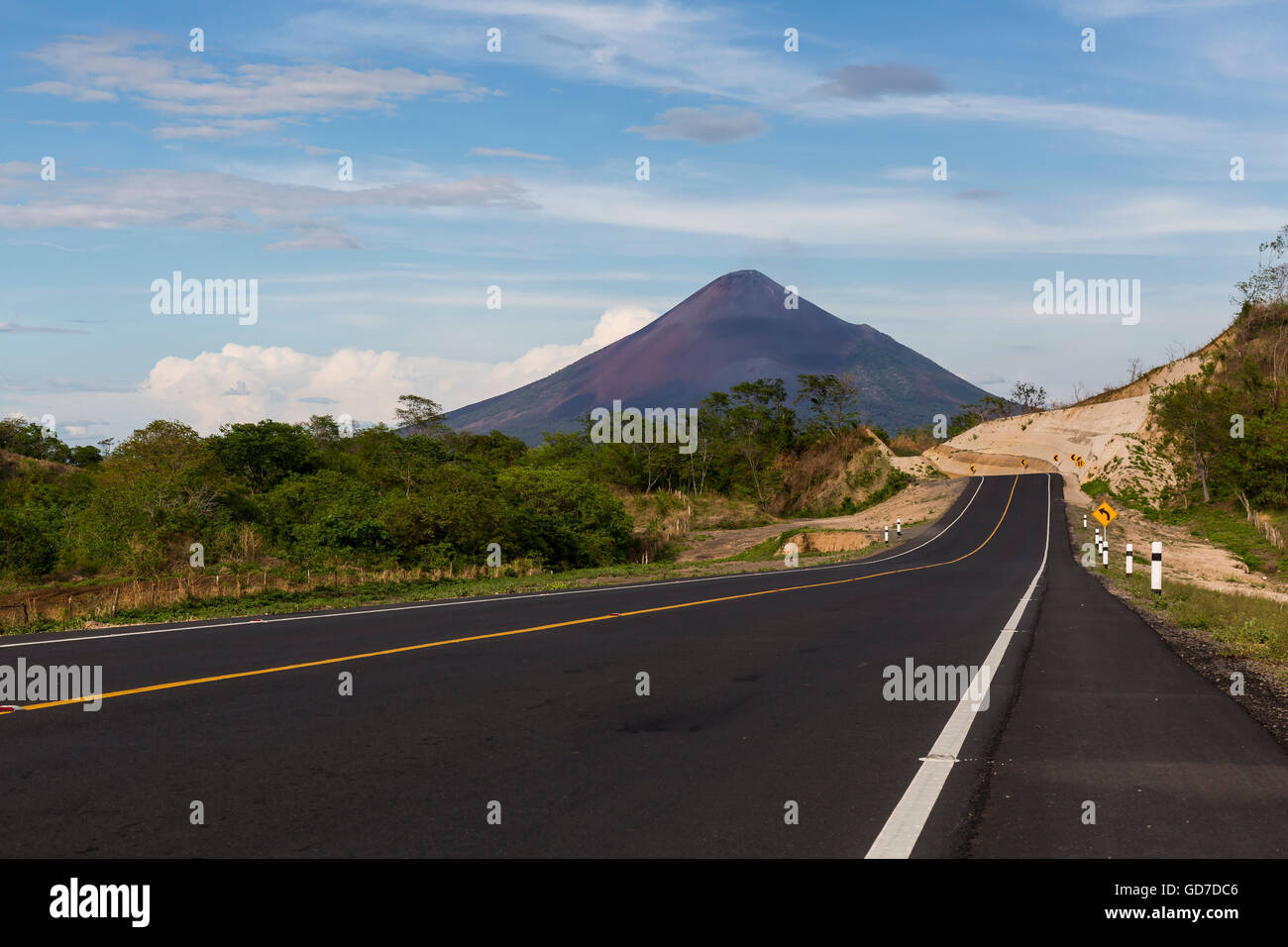 New Scenic road vicino al Vulcano Momotombo, Nicaragua Foto Stock