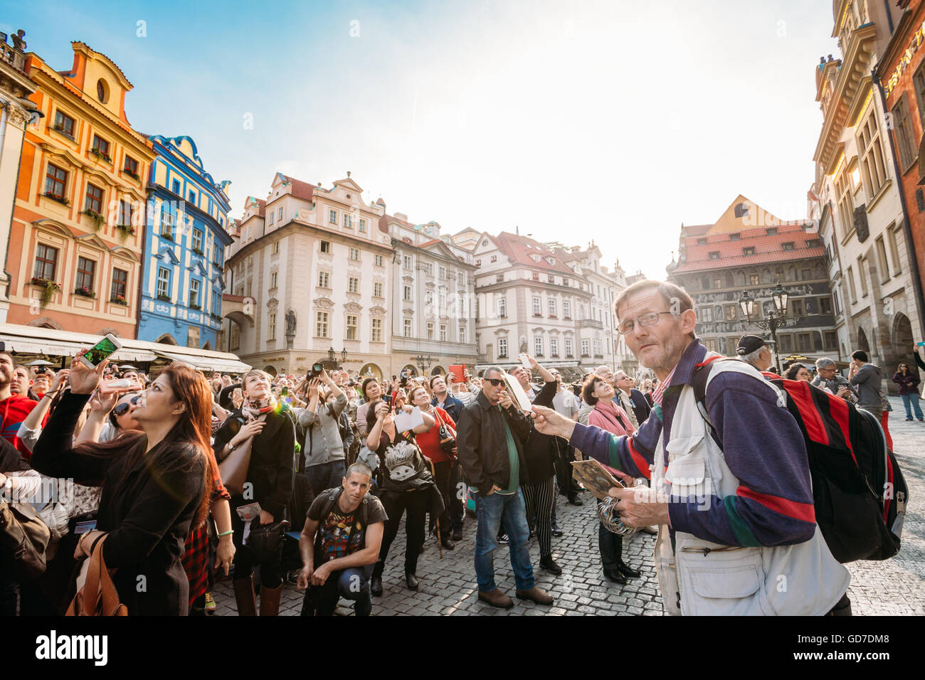 Praga, Repubblica Ceca - 13 Ottobre 2014: gruppo di turisti tenendo la foto del municipio con il suo Orologio Astronomico - Orloj Foto Stock