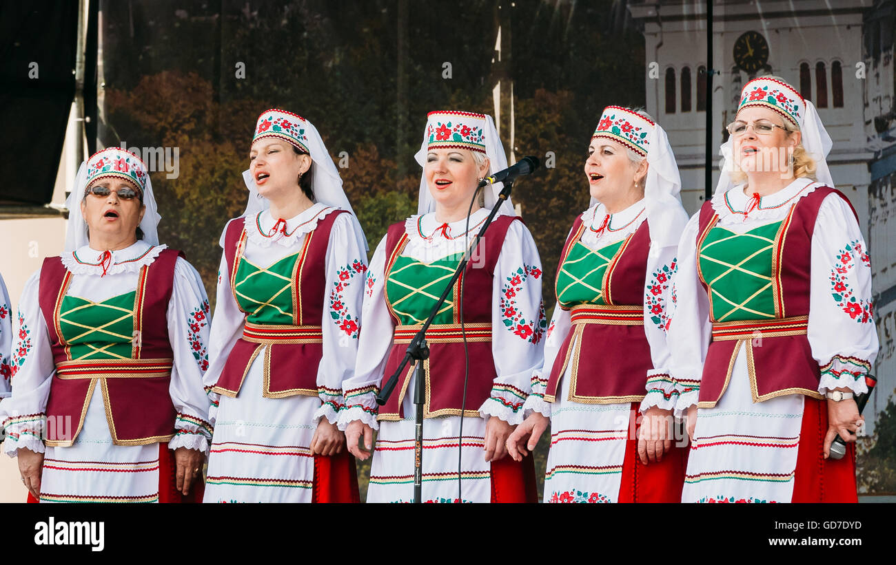 Gomel, Bielorussia - 9 Maggio 2015: Sconosciuto gruppo di donne in vestiti nazionali eseguire brani di musica folk alla celebrazione del settantesimo anniversario di t Foto Stock
