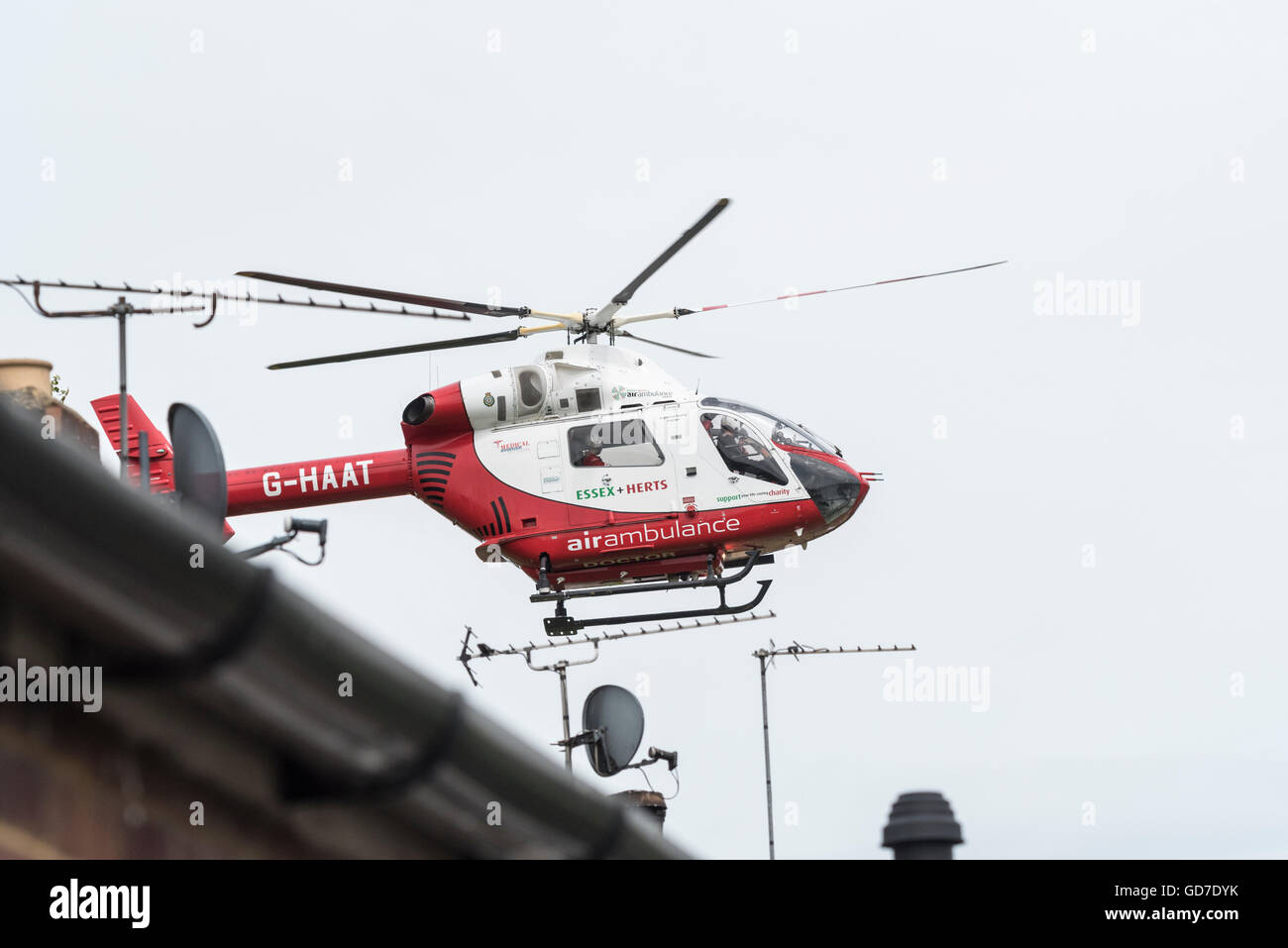 L'ambulanza aerea Essex e Herts decolli dopo aver tentato un incidente Foto Stock