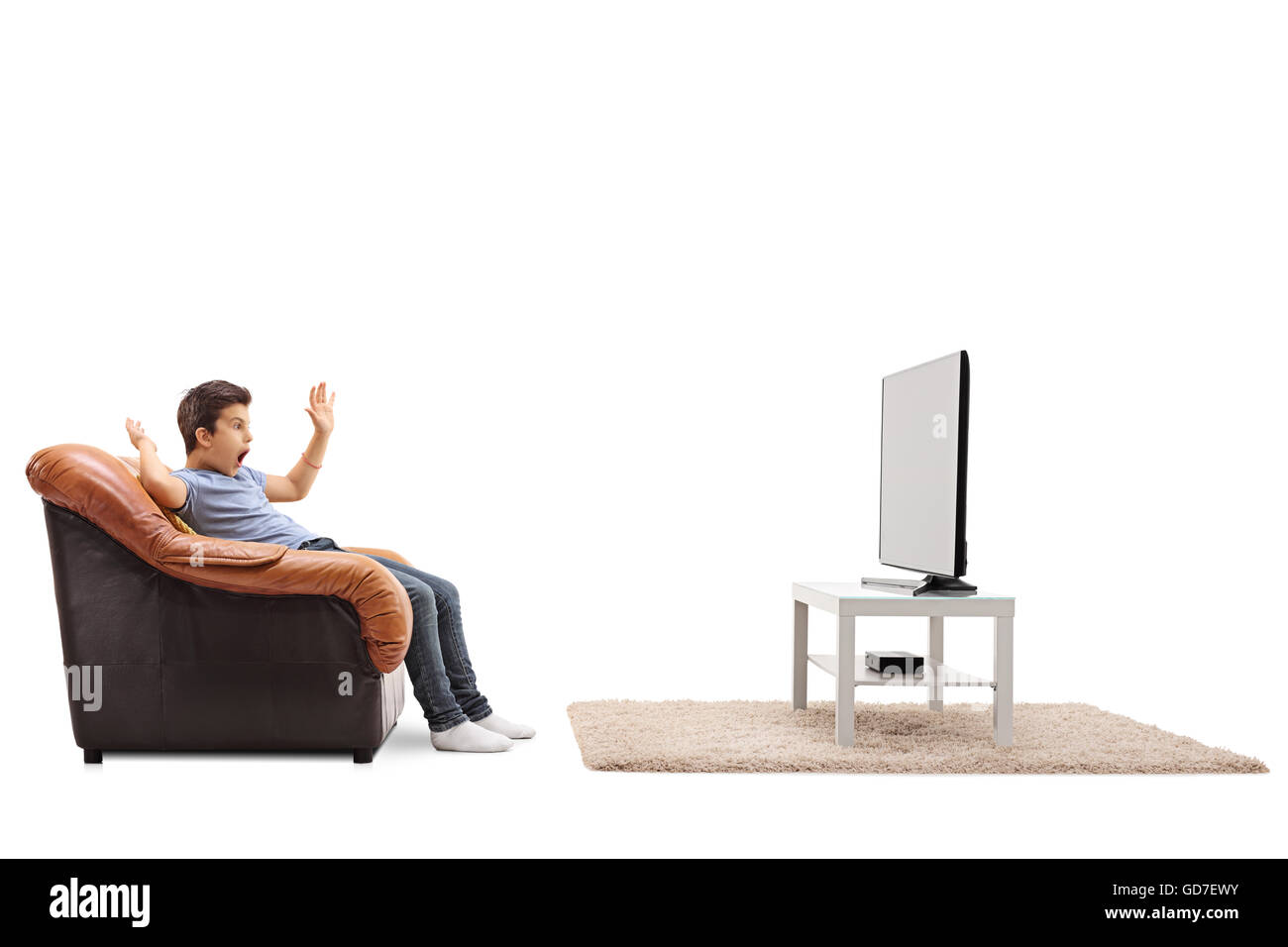 Spaventata ragazzino che guardare la televisione seduto su una poltrona isolati su sfondo bianco Foto Stock