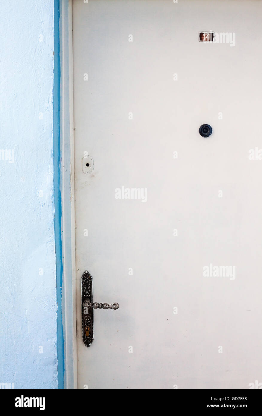 Ingresso di un appartamento in un vecchio edificio, dettagli di una porta chiusa e la parete. Foto Stock