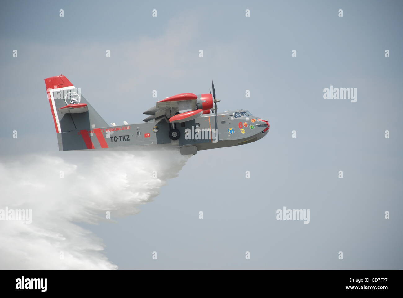 Firefighter piloti del Canadair CL-215 aeromobile durante l'acqua di scarico sulla missione Etimesgut Airport Foto Stock