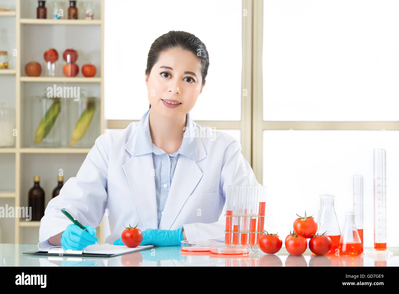 Asian donna scienziato di registrazione dei dati di ricerca per la modificazione genetica di test Foto Stock