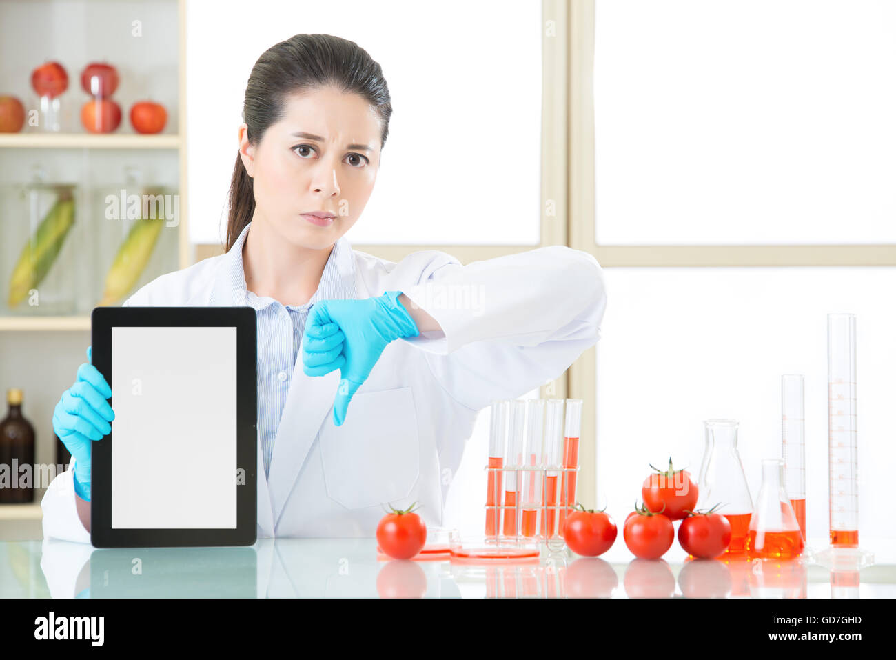 La modificazione genetica di cibo sono un male per la salute umana dalla tavoletta digitale Foto Stock