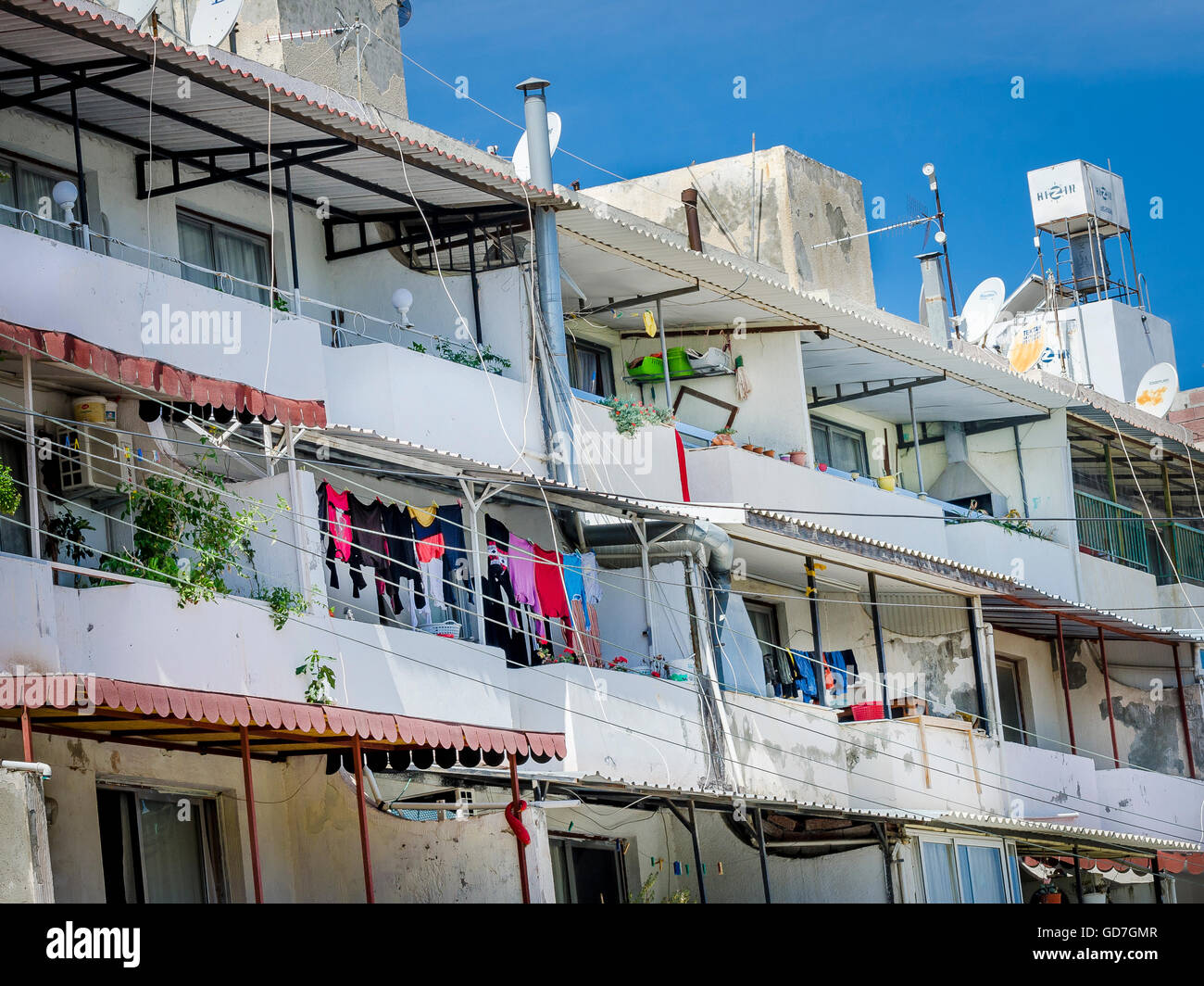 Biancheria stesa ad asciugare sui balconi degli appartamenti nella città di Kyrenia sulla costa settentrionale di Cipro. Foto Stock