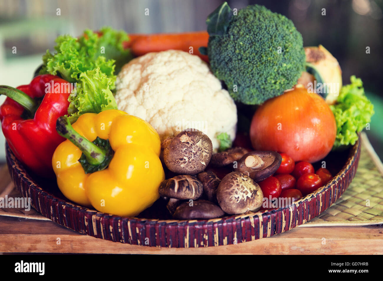 Cesto di freschi ortaggi maturi in cucina Foto Stock