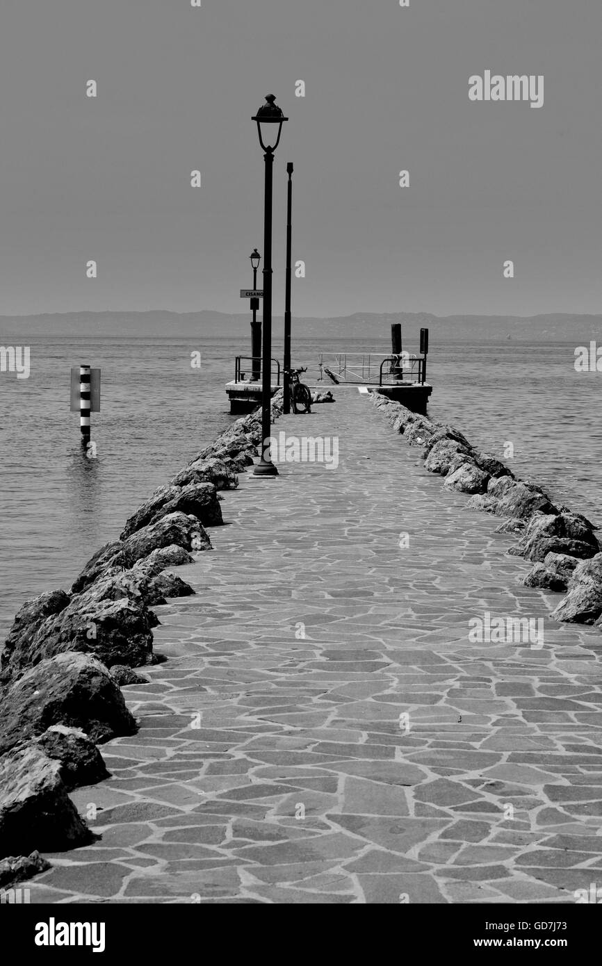 Rock e pavimentata in Dock Bardolino Verona, Lago di Garda). Effetto monocromatici in bianco e nero Foto Stock